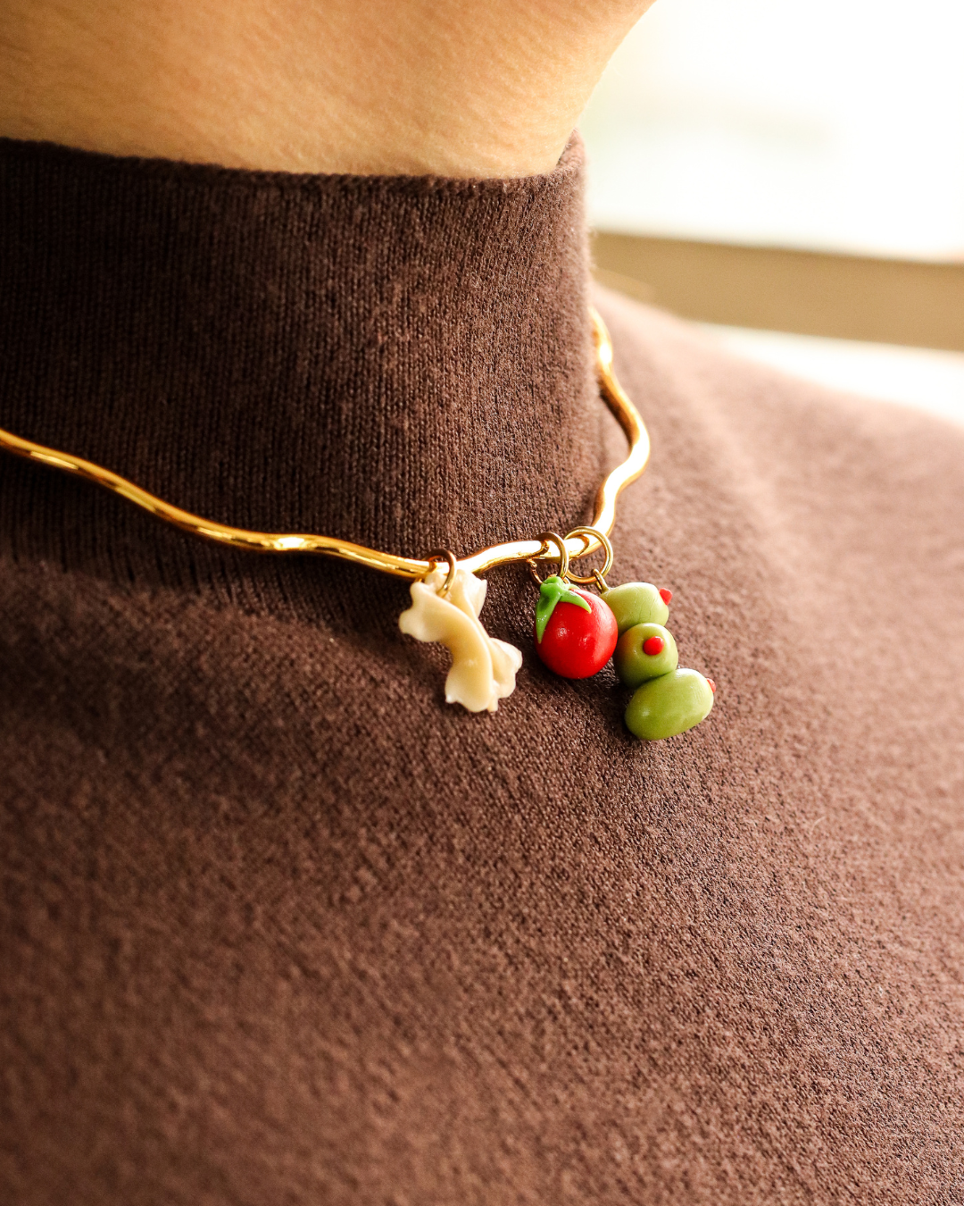 Colar Dourado com Pingentes